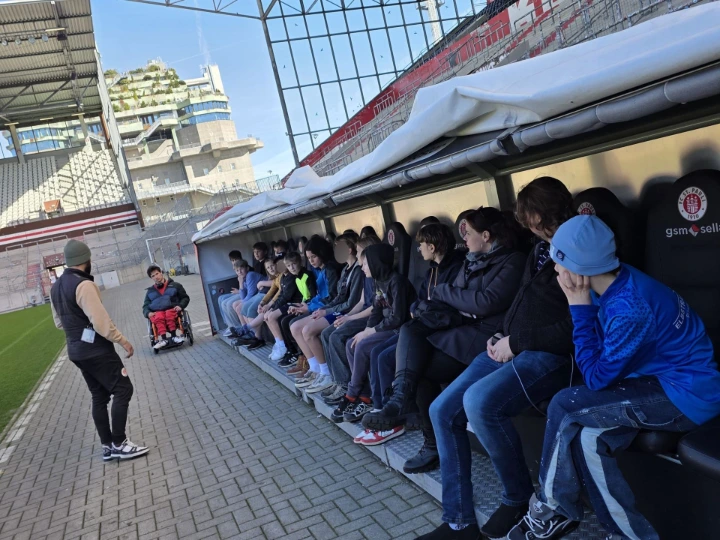 Begrüßung auf der Trainerbank beim FC St. Pauli