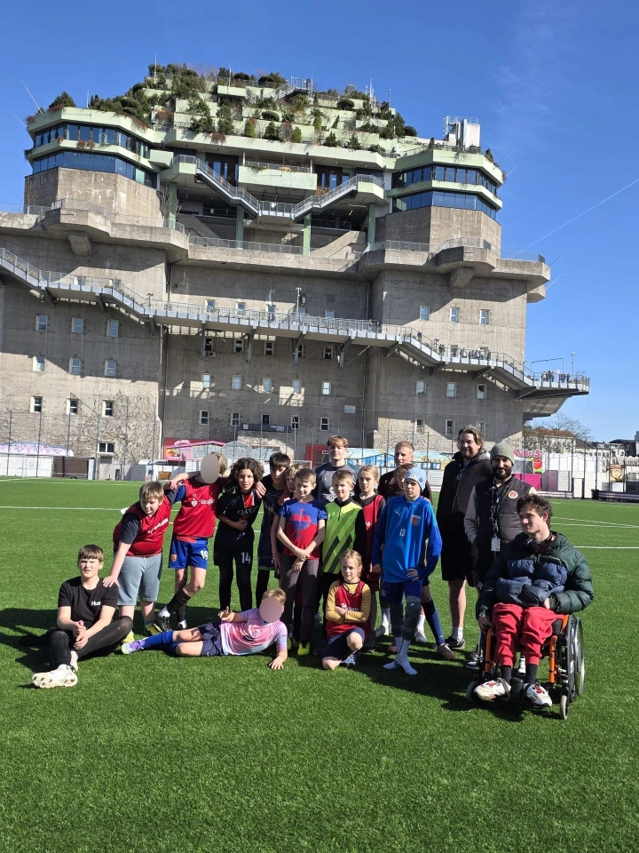 LernArt Gruppenfoto beim Training beim FC St. Pauli - LernArt